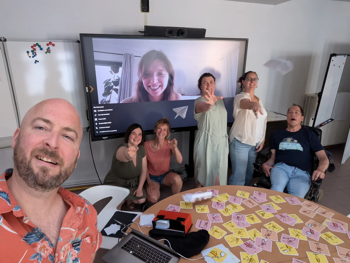 Frederik begeleidt een groepsworkshop